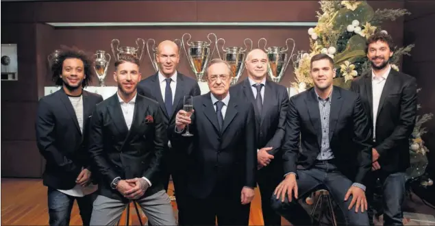  ??  ?? FELICES FIESTAS. Marcelo, Sergio Ramos, Zinedine Zidane, Florentino Pérez, Pablo Laso, Felipe Reyes y Sergio Llull mandaron un mensaje navideño al madridismo.