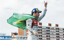  ??  ?? Bom início. Di Grassi festeja o segundo lugar no pódio