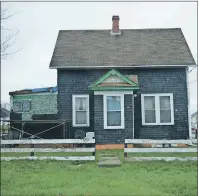  ?? JEREMY FRASER/CAPE BRETON POST ?? Shown above is the front of a home on Fulton Avenue in Westmount. Earlier this month, residents of the neighbourh­ood complained about the home and property being unsightly. Since then, members of the Cape Breton community have come together and are...