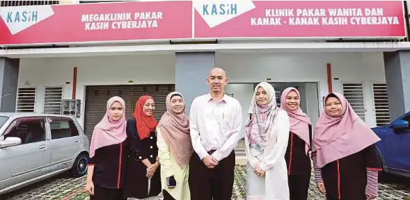  ?? (Foto Ahmad Irham Mohd Noor/bh) ?? Dr Mohd Zaqrul Razmal bersama kakitangan di hadapan Klinik Pakar Wanita dan Kanak-kanak KASIH Cyberjaya.