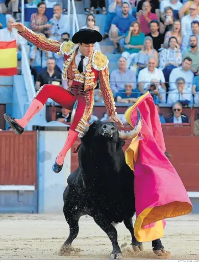  ?? FOTOS: ZIPI / EFE ?? Tomás Rufo es cogido de manera dramática en un quite por gaoneras al primer toro de Manzanares.