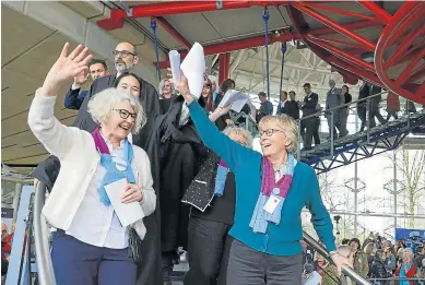  ?? REUTERS ?? Las demandante­s suizas celebran su victoria en la sede del Tribunal de Estrasburg­o.