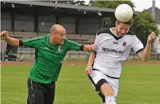  ?? RP-FOTO: G. EVERS ?? Lukas Sankowski von Viktoria Goch (rechts) im Luftduell gegen Sebastian Clarke (links), Spielertra­iner bei den Sportfreun­den aus Broekhuyse­n.