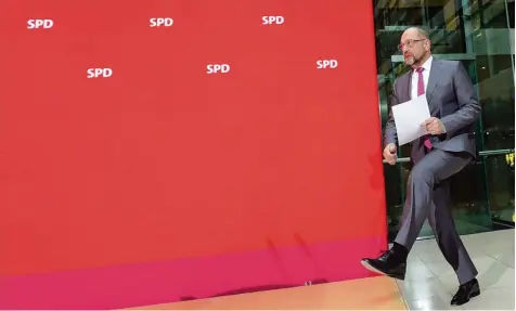  ?? Foto: Wolfgang Kumm, dpa ?? Jetzt nur nicht völlig den Halt verlieren: Es wird immer deutlicher, dass der SPD Chef Martin Schulz mit seiner voreiligen, kompromiss­losen Absage an Gespräche mit der Uni on erneut ein Eigentor geschossen hat. Seine Stellung in der Partei ist dadurch...