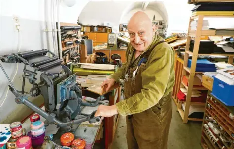  ?? Foto: Alexander Kaya ?? Konrad Neubrand, gelernter Lithograf, Lehrer, Künstler und einer der Initiatore­n der Druckwerks­tatt Ulm, an einer Boston-Tiegelpres­se. Beim Tag der offenen Tür am 16. März können Besucher einen Blick in das lebendige Museum werfen.