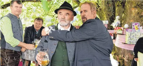  ?? FOTO: ARD ?? In der neuen Fernsehser­ie „St. Josef am Berg“geht es auch mal handfest zur Sache: Bürgermeis­ter Joseph Pirnegger (Harald Krassnitze­r, rechts) und sein Kollege Franz Mingner (Branko Samarovski, Mitte) liegen im Clinch.