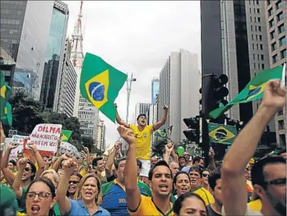  ?? NACHO DOCE / REUTERS ?? Crits contra la presidenta Dilma Rousseff a l’avinguda Paulista de São Paulo, diumenge