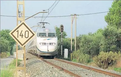  ?? VICENÇ LLURBA ?? El tren Euromed (València-Barcelona) en el tram de via única entre Vandellòs i Tarragona