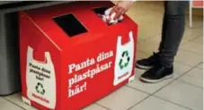  ?? FOTO: HEMKÖP ?? ÅTERBÄRING. Så här ser behållaren ut där kunder kan panta sina gamla plastpåsar.