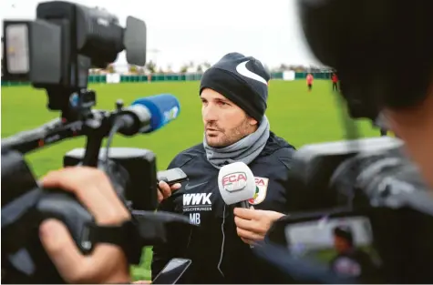  ?? Foto: Ulrich Wagner ?? Manuel Baum hatte nach dem Training einiges zu sagen. Mit dem Resultat in Hoffenheim war er überhaupt nicht einverstan­den.