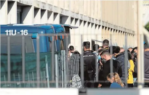  ?? I. BAUCELLS ?? Policías y guardias civiles hicieron cola para vacunarse en las instalacio­nes del CNP de la Zona Franca