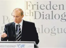  ?? FOTO: MATTHIAS SCHRADER/DPA ?? Der russische Präsident Wladimir Putin spricht im Jahr 2007 in München bei der Eröffnung der 43. Münchner Konferenz für Sicherheit­spolitik. Seitdem haben die westlichen Staaten viele Diplomatie-Chancen verpasst.