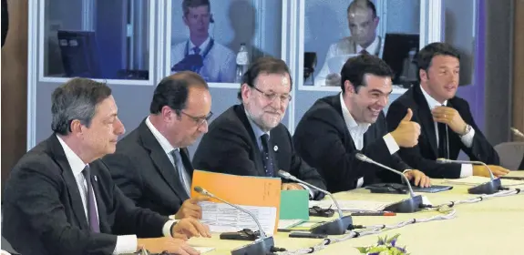  ??  ?? Mario Dragi (BCE) y los gobernante­s Francois Hollande (Francia), Mariano Rajoy (España), Alexis Tsiparas (Grecia) y Mateo Renzi (Italia).