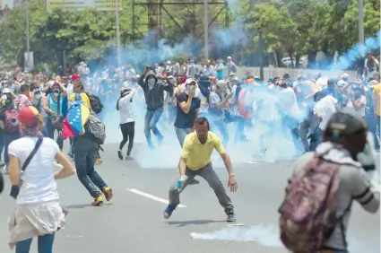  ??  ?? La más reciente ronda de protestas de la oposición en contra de las políticas del gobierno venezolano iniciaron el pasado 30 de marzo, luego que el Tribunal Supremo asumiera poderes de la Asamblea Nacional.