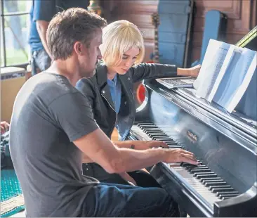  ?? [ Studiocana­l ] ?? Der Musiker BV (Ryan Gosling) und die Musikerin Faye (Rooney Mara) kommen einander näher.