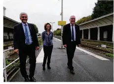  ??  ?? Hervé Morin, le président de la région Normandie, Emmanuèle Saura et Jean-Philippe Dupont, directeurs territoria­l et régional de la SNCF étaient à Granville jeudi dernier pour annoncer le plan d’action pour parer au problème des feuilles mortes.