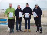 ??  ?? Plusieurs sociétaire­s de « La Courguinoi­se » sont allés distribuer des tracts invitant à manifester lors de la première manche régionale du 1er avril à Calais.