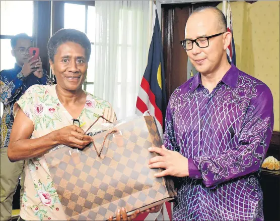  ?? Picture: FANE LEDUA ?? Anaseini Jese receives her appreciati­on hamper from Malaysian High Commission­er Nor’azam Mohd Idrus during the appreciati­on lunch for Malayasian Technical Cooporatio­n Program in Suva.