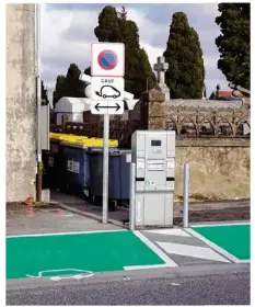  ??  ?? La borne de recharge des véhicules électrique­s a été installée à proximité de l’entrée du cimetière située avenue de Toulouse.