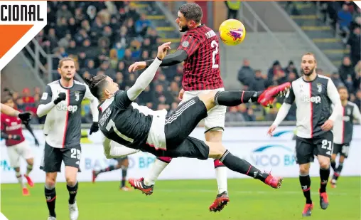  ?? FOTO: REUTERS ?? El atacante portugués intenta rematar de media tijera, en el juego ante el Milán.