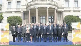  ?? (Photos Franck Fernandes) ?? Une partie des maires ou adjoints signataire­s de la Déclaratio­n de Nice réunis hier autour de Julian King, Gérard Collomb et Christian Estrosi.