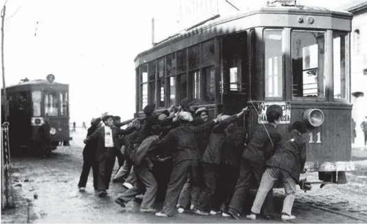  ?? El Periódico ?? Varios trabajador­es intentan volcar un tranvía durante la huelga de La Canadenca, en 1919.