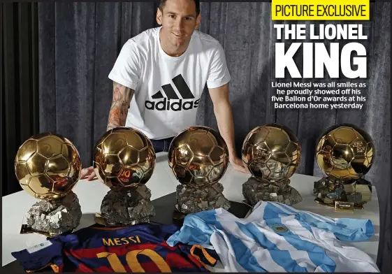  ??  ?? PICTURE EXCLUSIVE
THE LIONEL
KING LionelMess­iwasLionel­Messiwas all smiles as
he proudly showed off his five Ballon d’Or awards at his Barcelona home yesterday