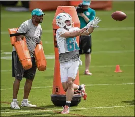  ?? PHOTOS BY ALLEN EYESTONE / THE PALM BEACH POST ?? Dolphins wide receiver Danny Amendola has impressed quarterbac­k Ryan Tannehill with his effort.