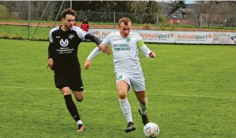  ?? Foto: Wilhelm Baudrexl ?? Christian Wagner (rechts) und der SC Oberbernba­ch setzten sich gegen Mersad Fakic und den TSV Pöttmes durch.