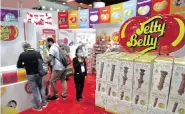  ?? TERRENCE ANTONIO JAMES/ Chicago Tribune/TNS ?? Visitors check out a Jelly Belly display at the Sweets & Snacks Explo. Jelly Belly won the Novelty/Licensed award for its Harry Potter Butterbeer chewy candies.