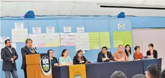  ??  ?? Estudiante­s de la universida­d oaxaqueña colaboran con el SSO y el IMSS.