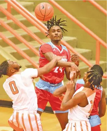  ?? STAFF PHOTO BY ROBIN RUDD ?? Brainerd’s Donivan Thomas, center, gets a piece of the shot taken by East Ridge’s Latrei Adair’s (0) during Friday night’s game at East Ridge. Brainerd won 72-60.