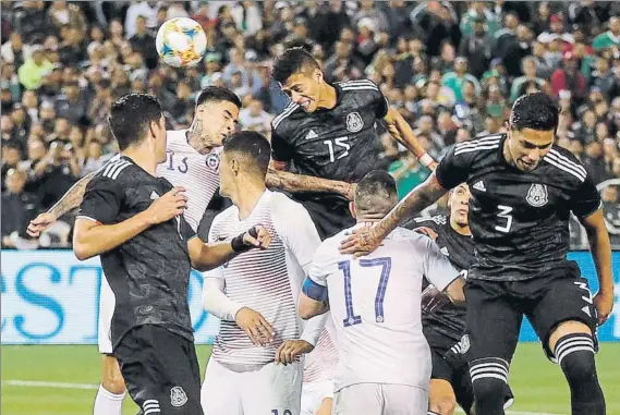  ?? FOTO: AP ?? Héctor Moreno se eleva ante la zaga chilena para hacer de cabeza el que era el 2-0