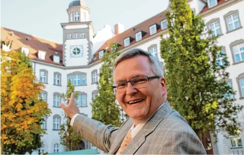  ??  ?? Christoph Henzler, der Direktor der Akademie für Lehrerfort­bildung und Personalfü­hrung in Dillingen, wird neuer Ministeria­lbeauftrag­ter für die Gymnasien im Bezirk Ober bayern West mit Sitz in München. Die Akademie in Dillingen leitet er seit gut zwei...