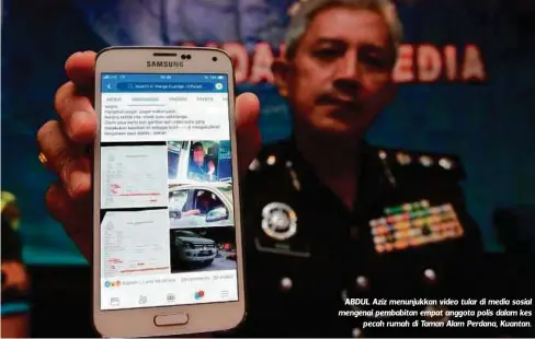  ??  ?? ABDUL Aziz menunjukka­n video tular di media sosial mengenai pembabitan empat anggota polis dalam kes
pecah rumah di Taman Alam Perdana, Kuantan.