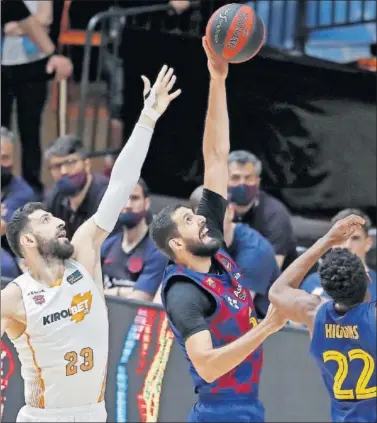  ??  ?? Nikola Mirotic captura el balón frente a Tornike Shengelia en el Barça-Baskonia de la primera fase.