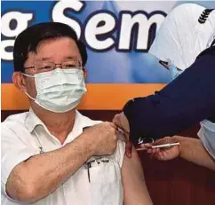  ?? (Foto BERNAMA) ?? Kon Yeow jadi individu terawal menerima suntikan vaksin di Hospital Pulau Pinang, semalam.