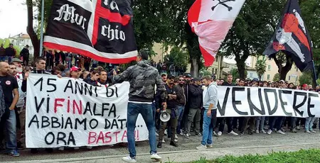  ?? ?? In subbuglio I tifosi chiedevano a Vi.Fin. di vendere ma dopo il passaggio del club a Fabio Sanfilippo la schiarita tanto attesa sembra più lontana