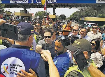 ??  ?? Expectativ­a. El senador estadounid­ense Marco llegó a Colombia ayer para verificar las instalacio­nes donde se almacena la ayuda.