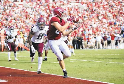  ?? WESLEY HITT/GETTY IMAGES ?? Alabama’s Hale Hentges catches a touchdown pass during the second quarter of the No. 1 Crimson Tide’s 45-23 win against Texas A&amp;M.