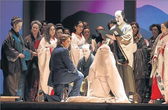  ?? MANÉ ESPINOSA ?? La escena de la boda, en el primer acto, entre el teniente Pinkerton (Alagna) y la jovencísim­a Cio-Cio-San, Madama Butterfly (Hui He)