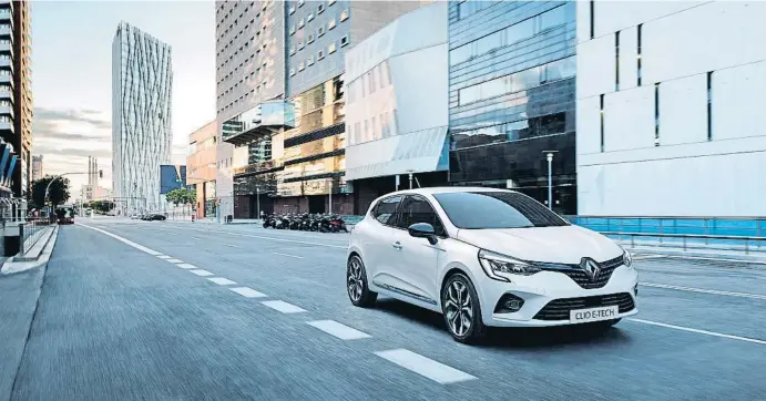  ??  ?? Con el nuevo Clio E-Tech Renault intensific­a su estrategia global de electrific­ación