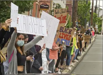  ?? BEN HASTY — MEDIANEWS GROUP ?? Hundreds joined the silent protest along Philadelph­ia Avenue in Boyertown on June 2in support of the Black Lives Matter movement and in memory of George Floyd. The line of people ran more than a half-mile. “We have the opportunit­y to be a beacon of light, a refuge of hope,” says co-organizer Don Heller.