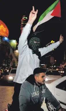  ?? FOTO: VAHID SALEMI/DPA ?? In Teheran bejubeln Menschen den Angriff auf Israel.
