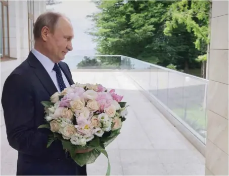  ?? Foto: dpa/Sputnik/Sergey Guneev ?? Warten auf die Kanzlerin – der russische Präsident Putin in der präsidiale­n Sommerresi­denz in Sotschi