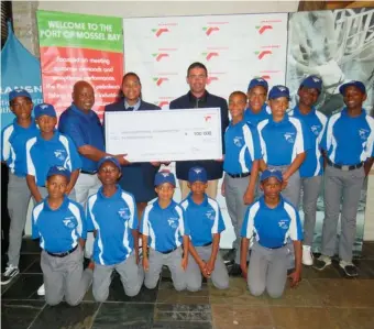  ?? Photo: Christo Vermaak ?? Mossel Bay port manager Shadrick Tshikalang­e (back, third from left) handed over a R100 000 cheque for a golf developmen­t project on Friday, 16 November at the Mossel Bay Protea Hotel. The project is run in partnershi­p with the Garden Route Golf Academy. Thirteen children from age 12 to 14 benefit from the golf training project, which runs over three years. At the back, centre, is the coach, Ben du Toit.