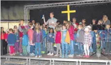  ?? FOTO: WALDVOGEL ?? Pfarrer Thomas Breitkreuz aus Dietenheim und sein Team bastelten mit 70 kleinen jungen und Mädchen im Kindergott­esdienst Trösterche­n und Trostpflas­ter.