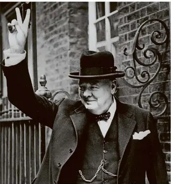  ?? FOTO: DPA ?? Der britische Premiermin­ister Winston Churchill machte das Victory-Zeichen im Zweiten Weltkrieg bekannt.