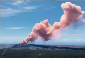  ??  ?? Image impression­nante du panache de fumée s’échappant du volcan Kilauea. Un nuage hautement toxique car renfermant du dioxyde de soufre. (Photo AFP)