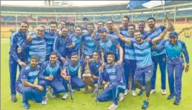  ??  ?? The victorious Karnataka team poses with the Vijay Hazare Trophy in Bengaluru on Friday.
PTI